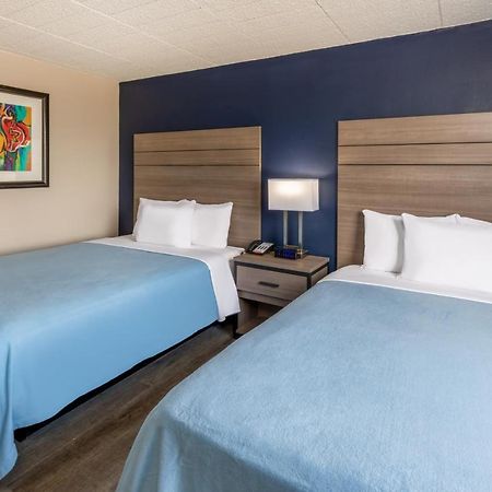 Baymont By Wyndham Laredo Hotel Exterior photo