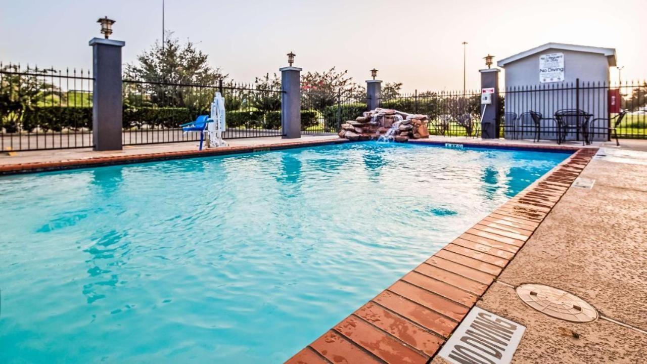 Baymont By Wyndham Laredo Hotel Exterior photo