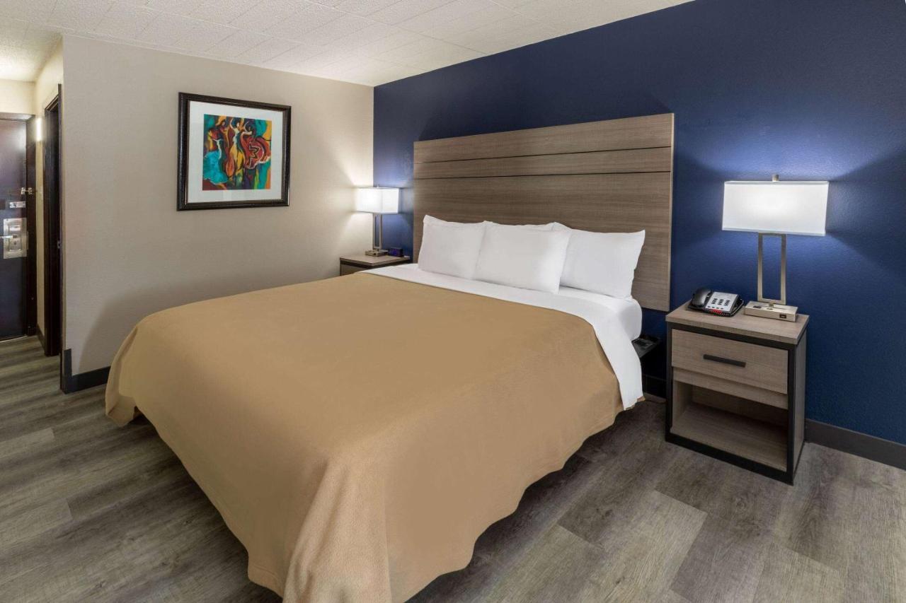 Baymont By Wyndham Laredo Hotel Exterior photo