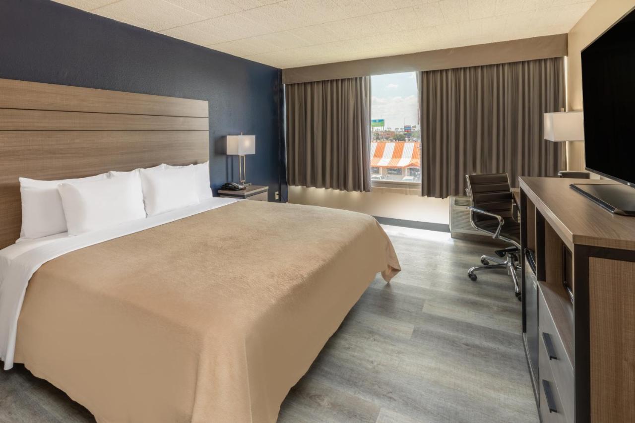 Baymont By Wyndham Laredo Hotel Exterior photo