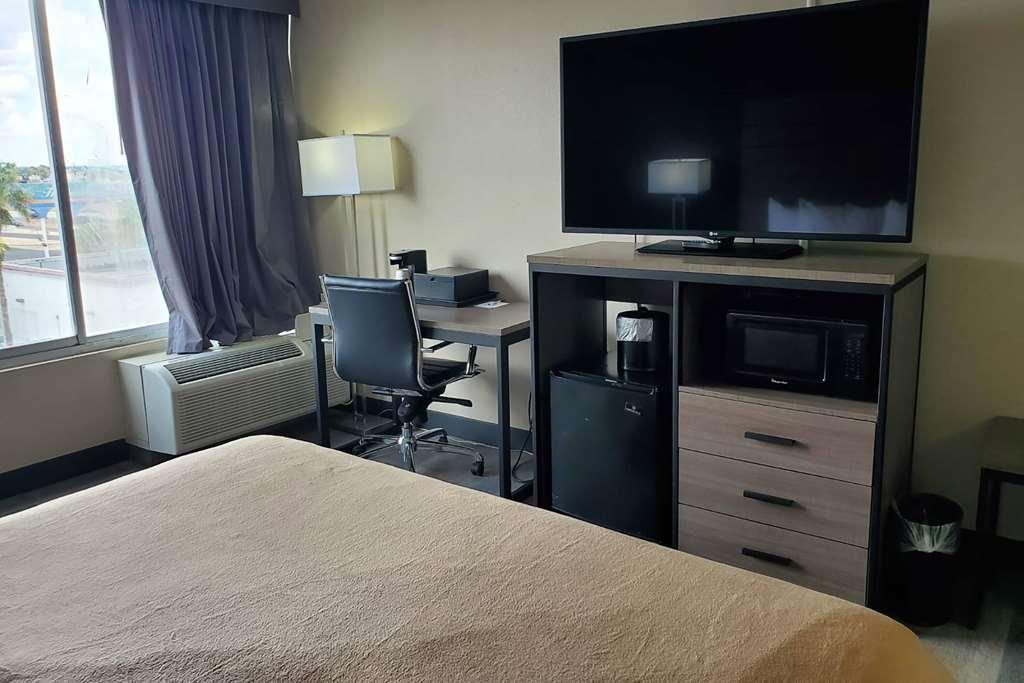 Baymont By Wyndham Laredo Hotel Room photo