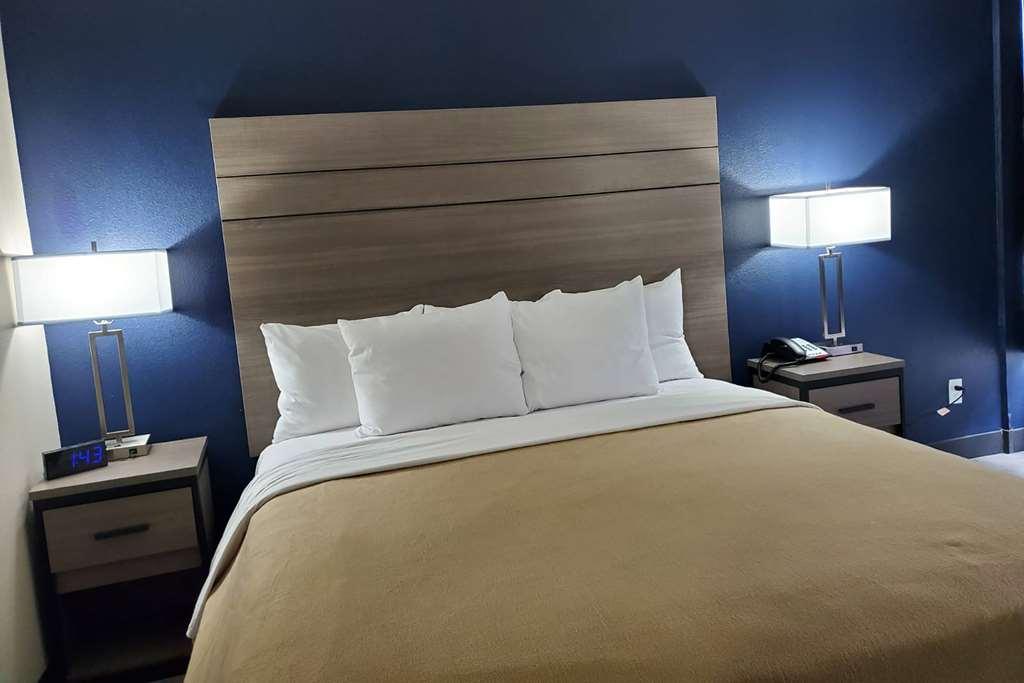 Baymont By Wyndham Laredo Hotel Room photo