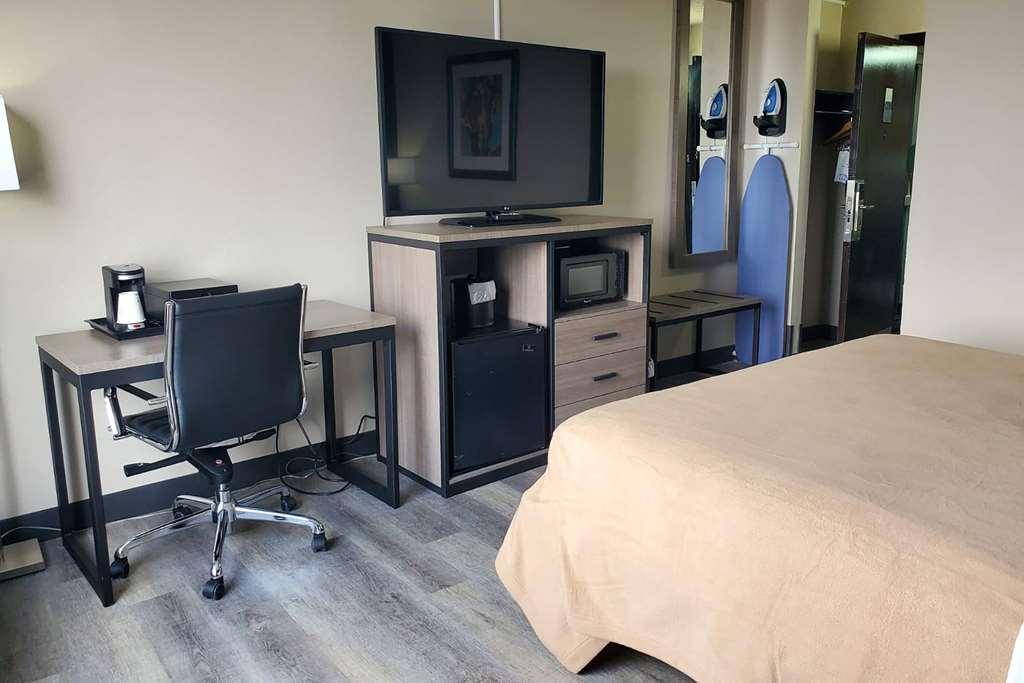 Baymont By Wyndham Laredo Hotel Room photo